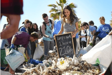 Beach-Cleaning team-building