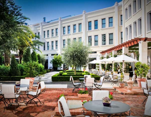 Terrasse et jardin de l'hotel Westin a Valence en Espagne