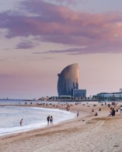 Plage de la Barceloneta et hôtel Vela à Barcelone