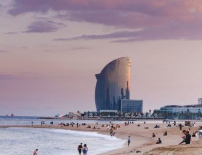 Playa de la Barceloneta y hotel Vela en Barcelona