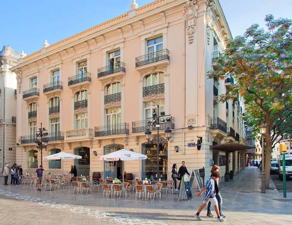 Façade et terrasse de l'hôtel SH Ingles Boutique à Valence en Espagne