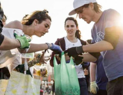 Limpieza de playas como actividad de team building en Sitges