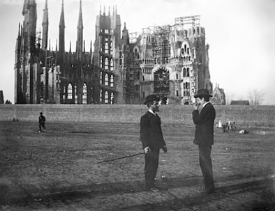 Old-photograph-sagrada-familia-men-talking