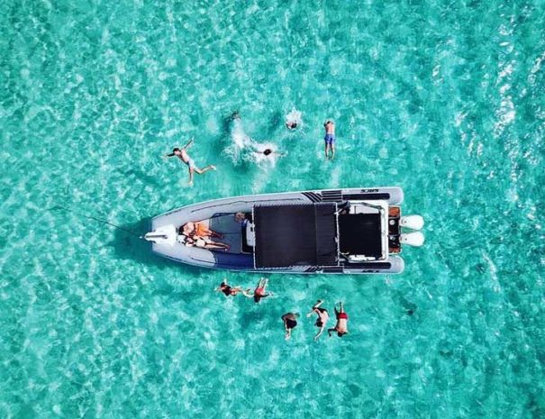 Divertida excursión en barco por Ibiza