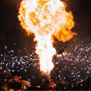 Fuegos artificiales y pirotecnia muestran como animaciones para un evento corporativo