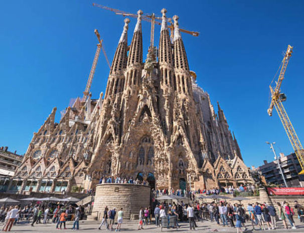 sagrada-familia-visitors