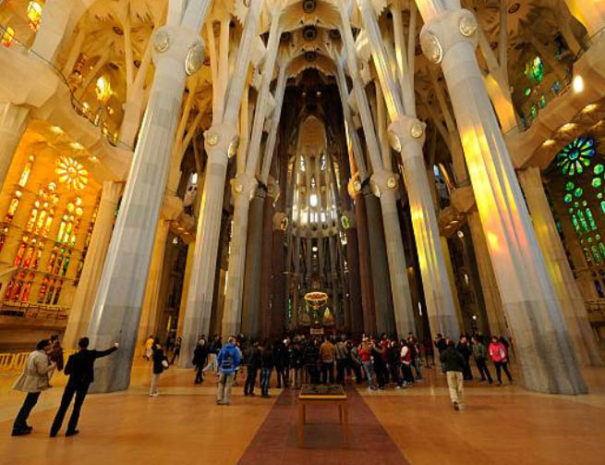 sagrada-familia-visitors-inside