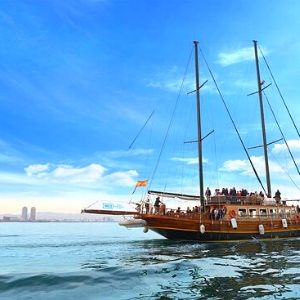 Crucero en catamarán o barco por Barcelona