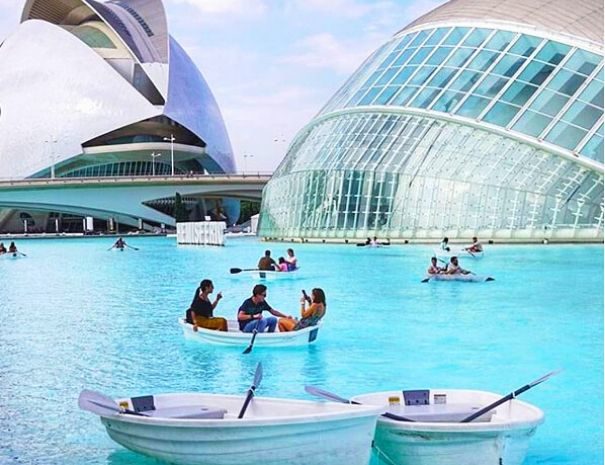 mejores actividades de team building en Valencia, actividad en barco en la Ciudad de las Artes y las Ciencias