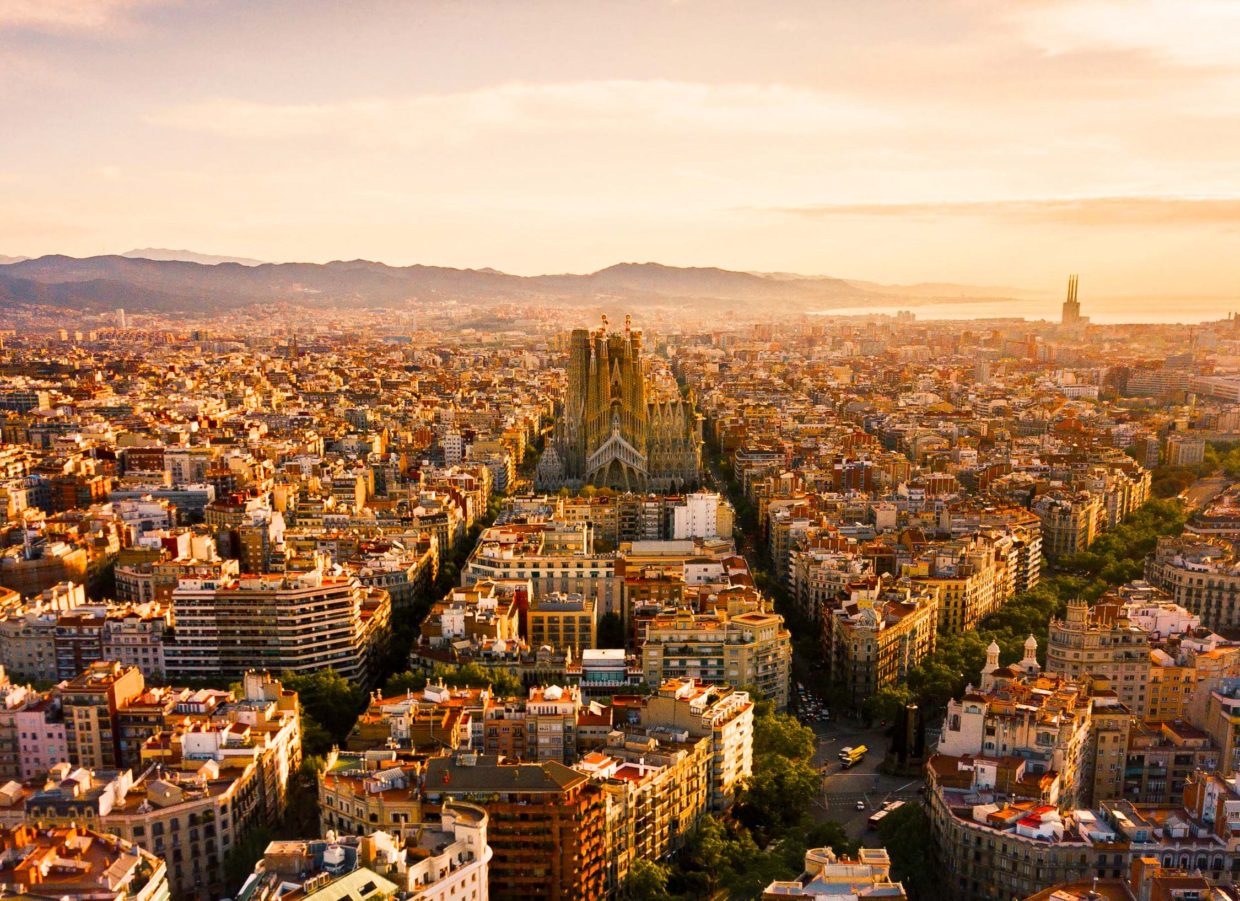 Vue aérienne de Barcelone au coucher du soleil