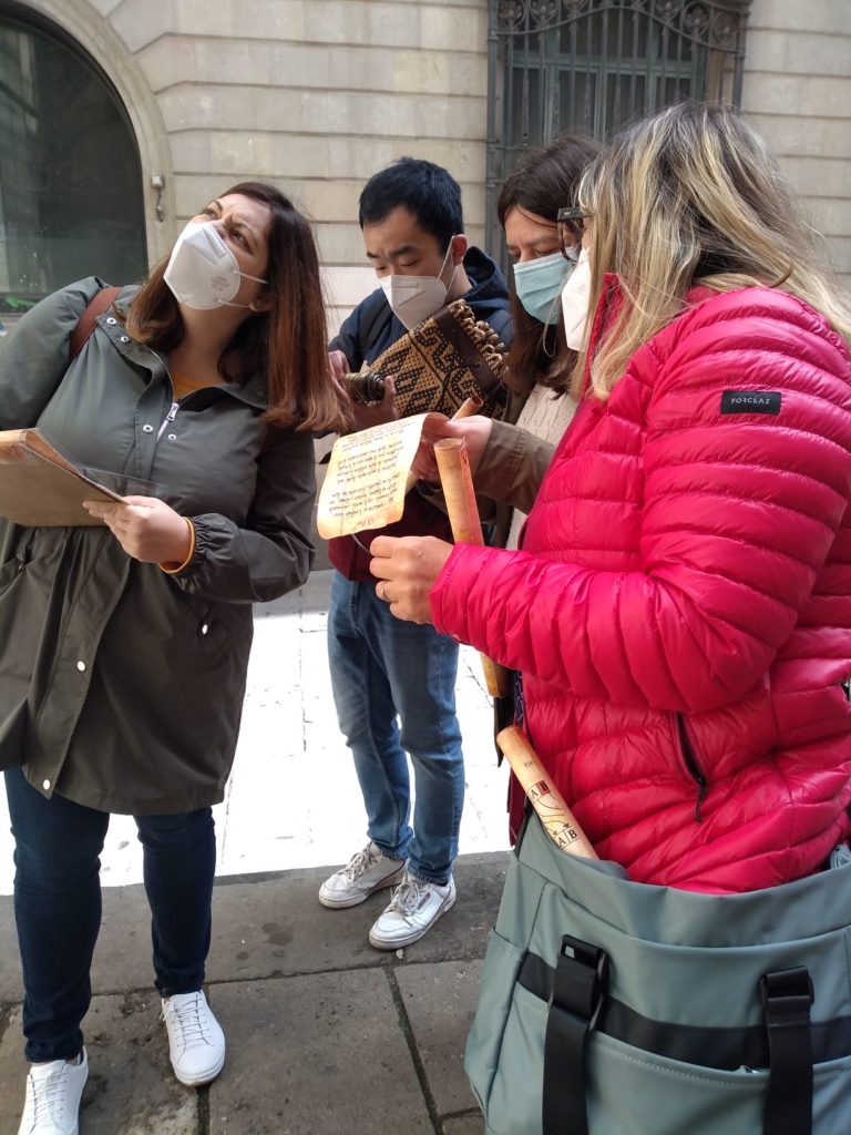 Treasure hunt in Barcelona: observe, search, guess...