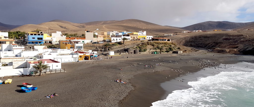 Playa de arena negra en Fuerteventura