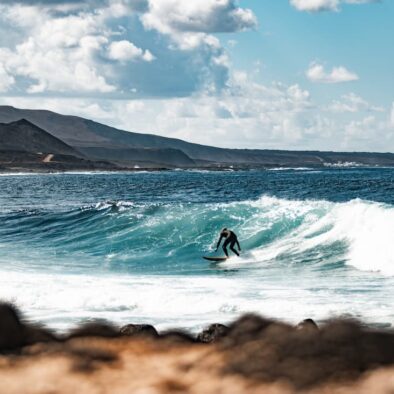 Surfeur sur une plage à Lanzarote
